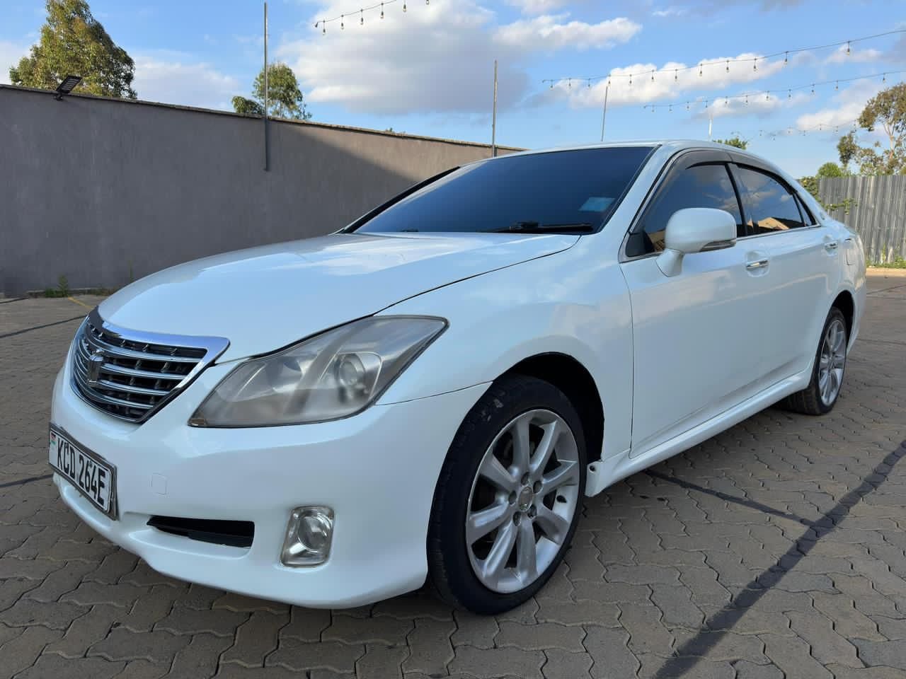 Toyota Crown image 3