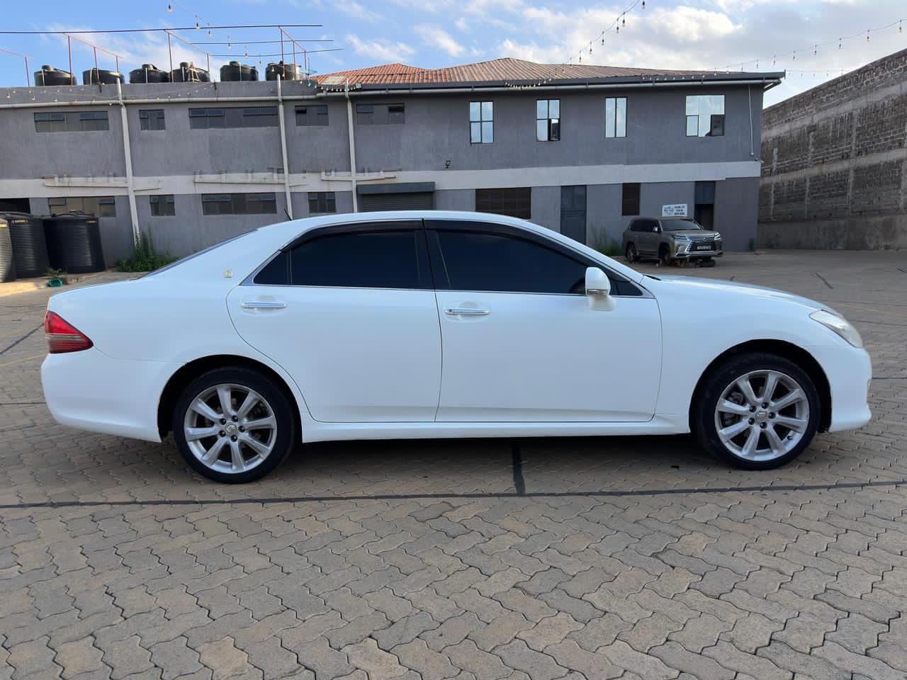 Toyota Crown image 2