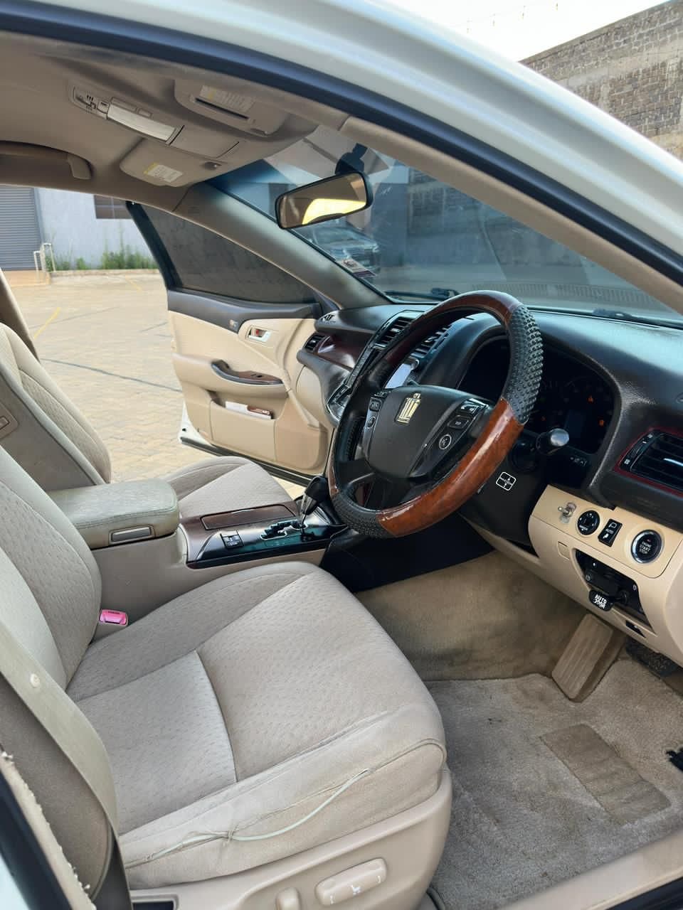 Toyota Crown image 7