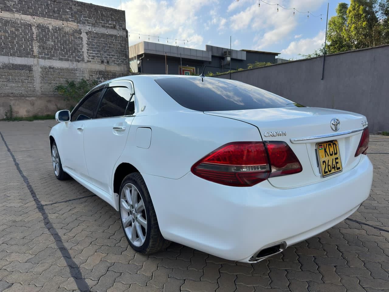 Toyota Crown image 9