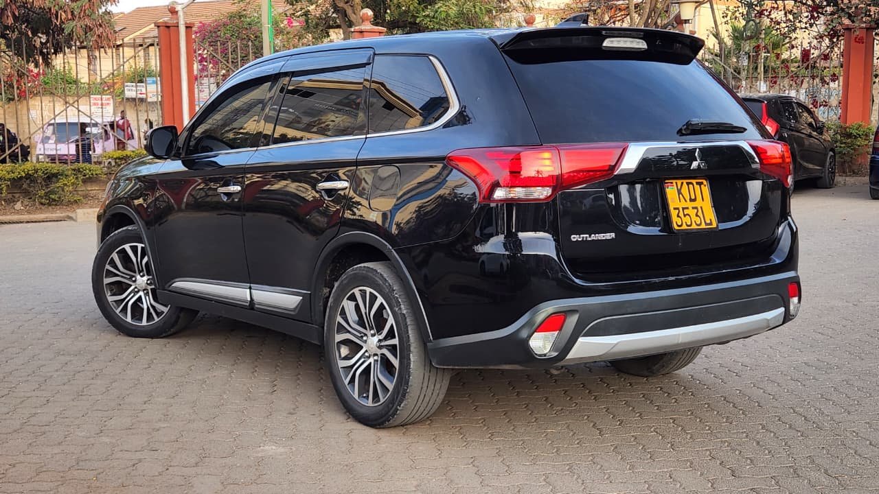 2018 mitsubishi Outlander photo 2