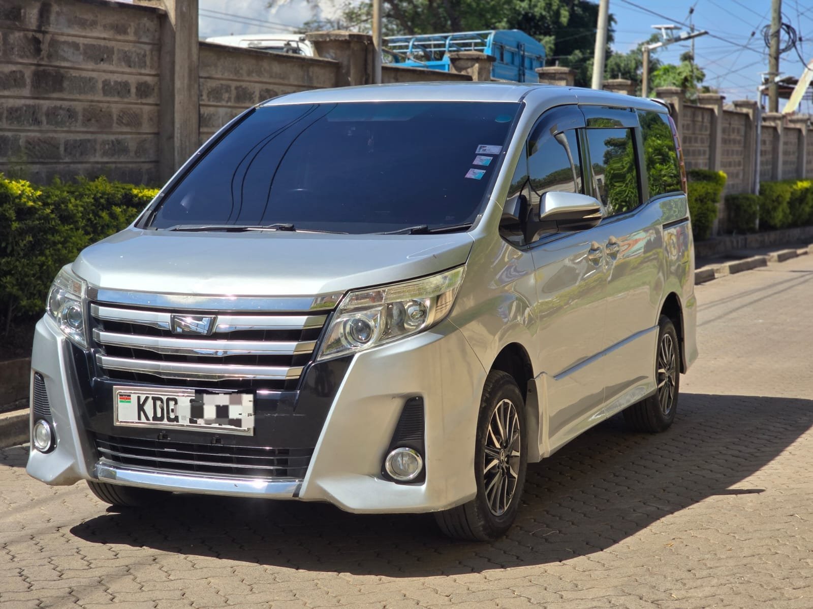 Toyota Noah image 1