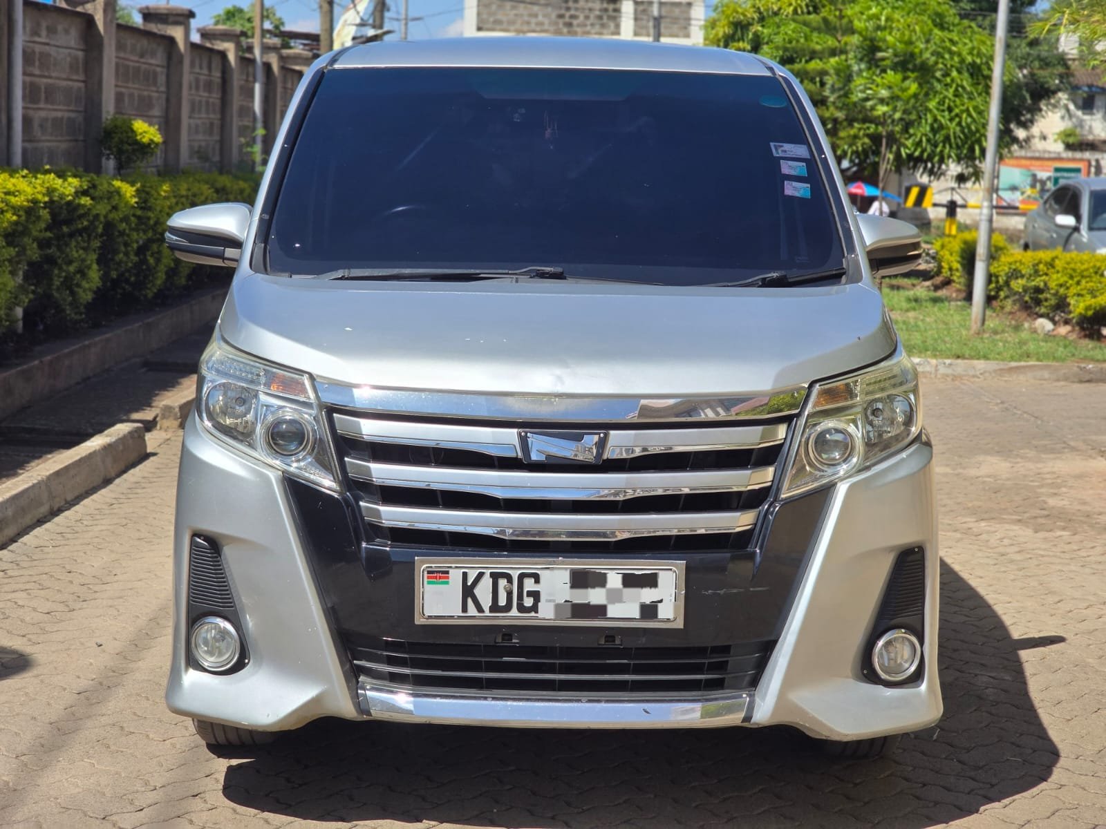 Toyota Noah image 4