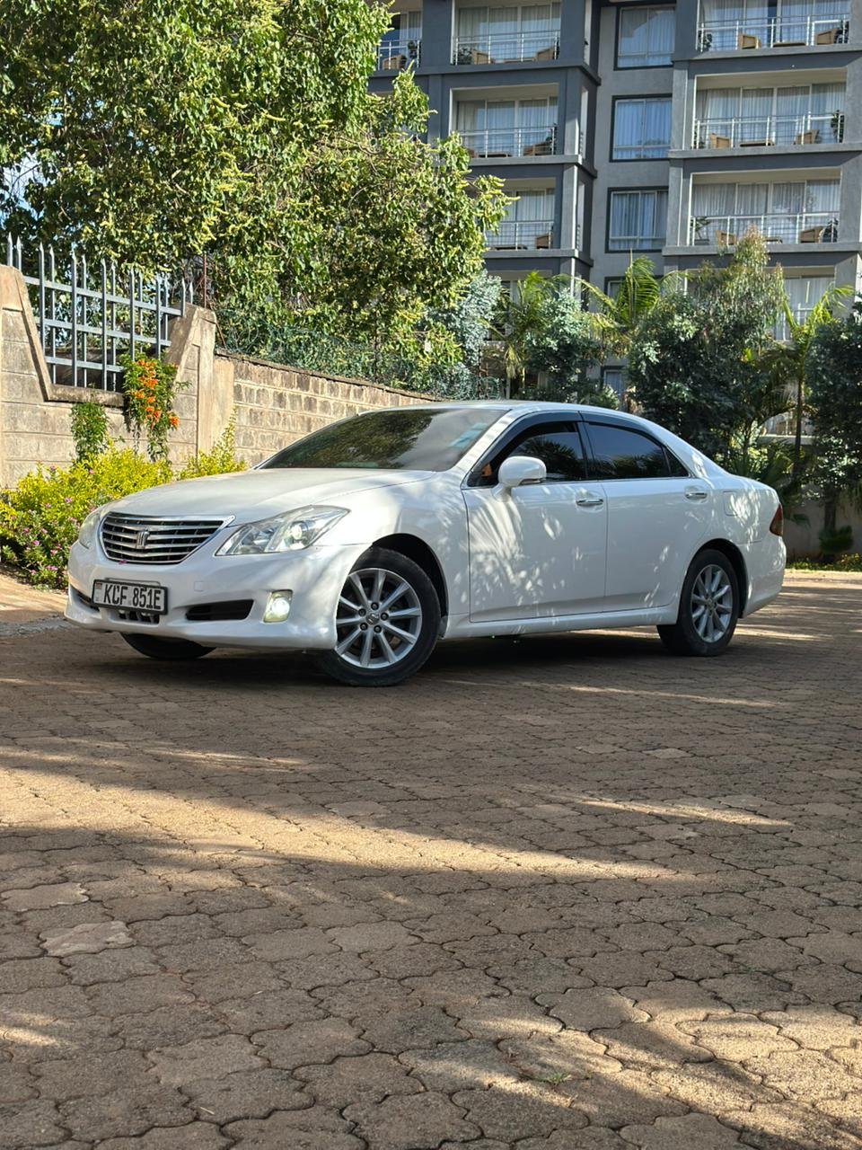 Toyota Crown image 2