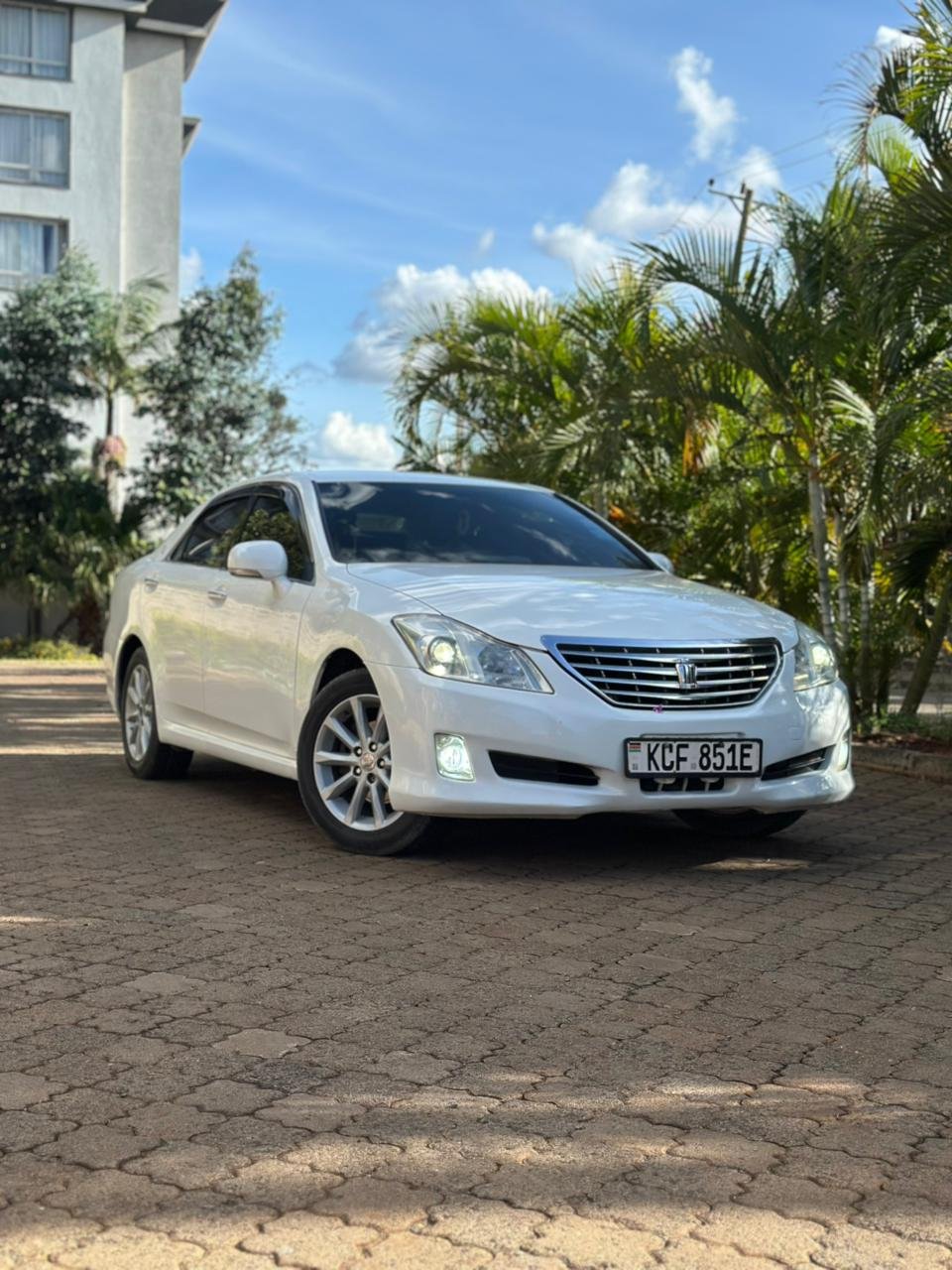 Toyota Crown image 1