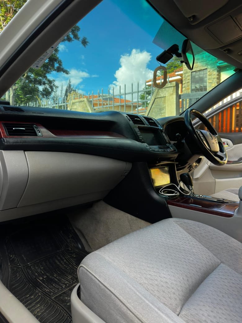 Toyota Crown image 6