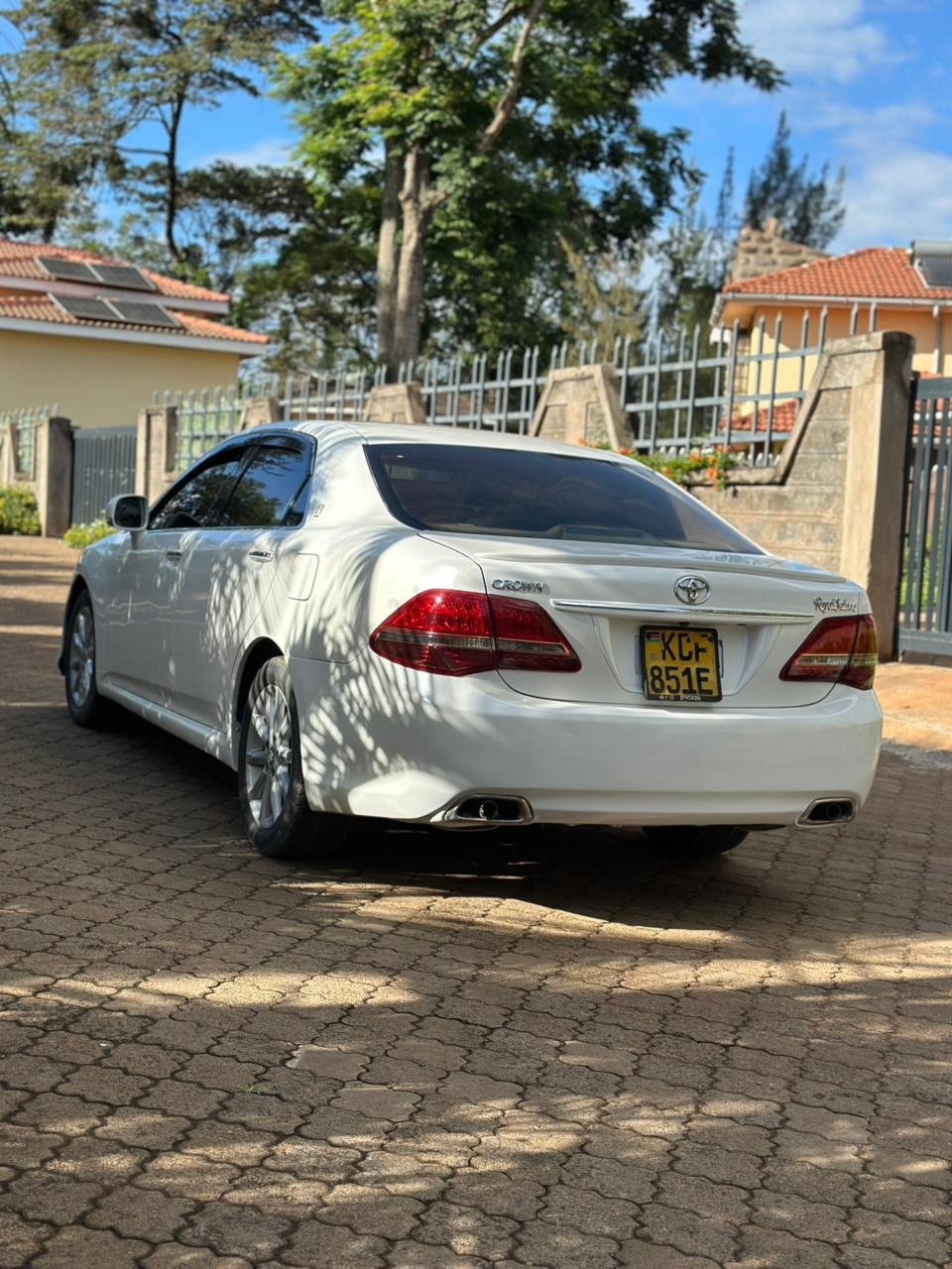 Toyota Crown image 3