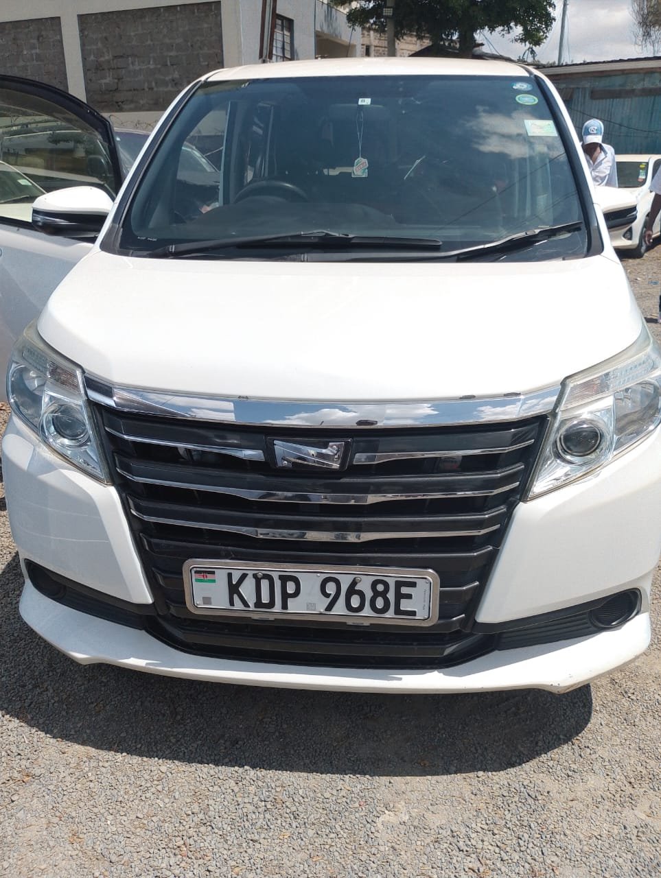 Toyota Noah image 2
