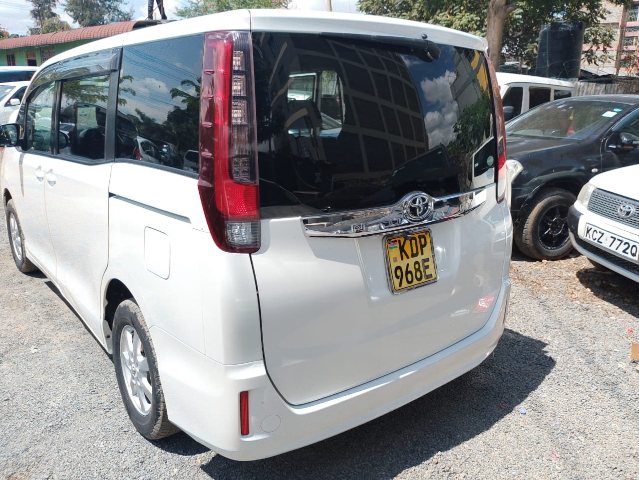 Toyota Noah image 4