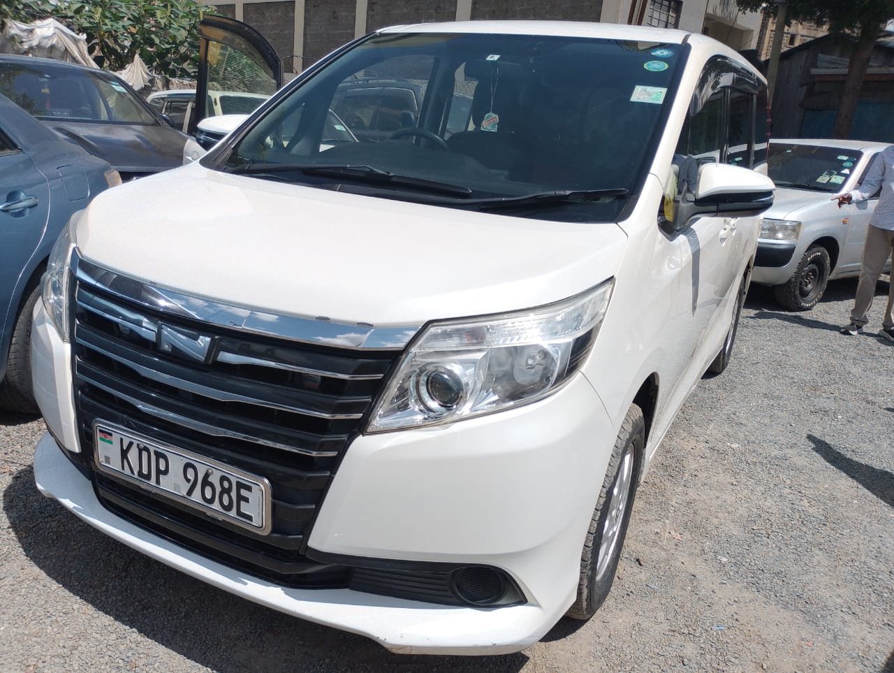 Toyota Noah image 1