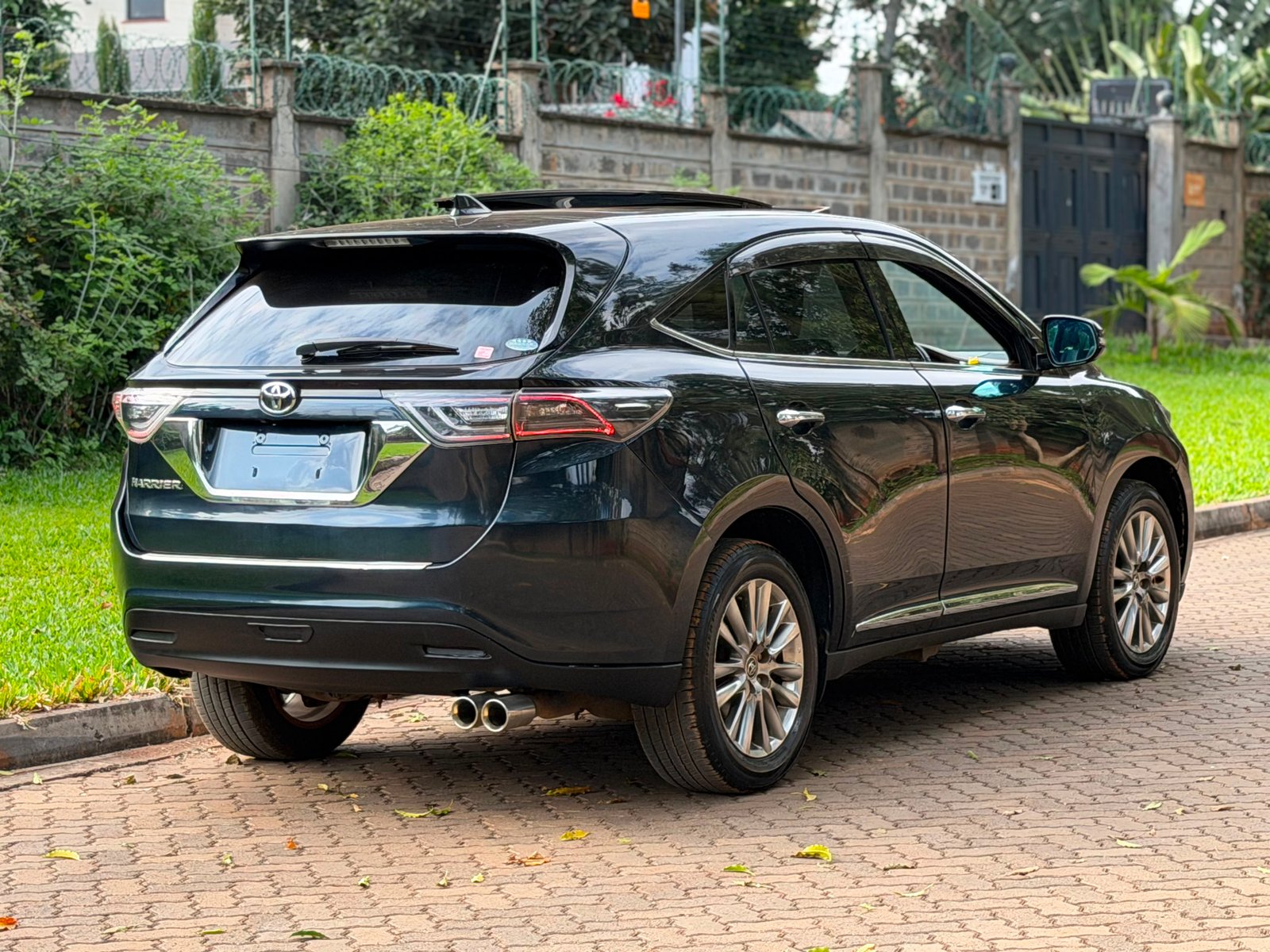 Toyota Harrier image 2