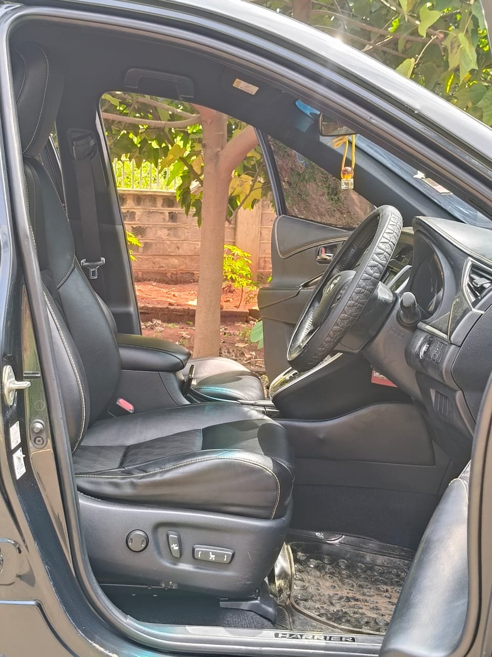 Toyota Harrier image 7