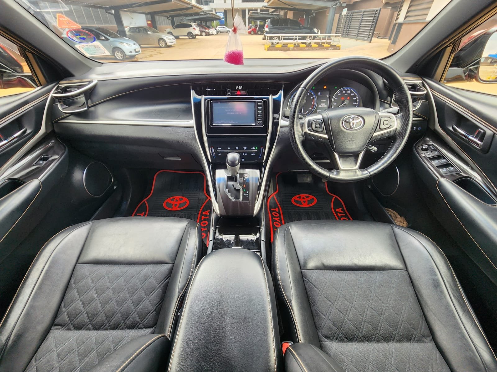 Toyota Harrier image 11