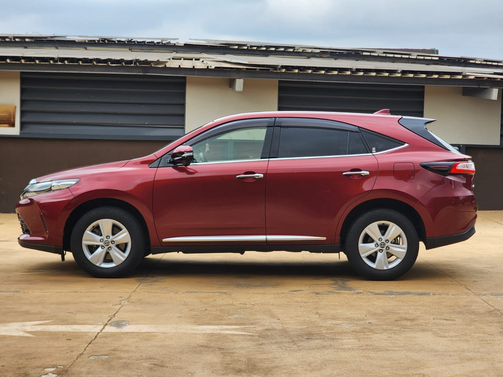 Toyota Harrier image 4