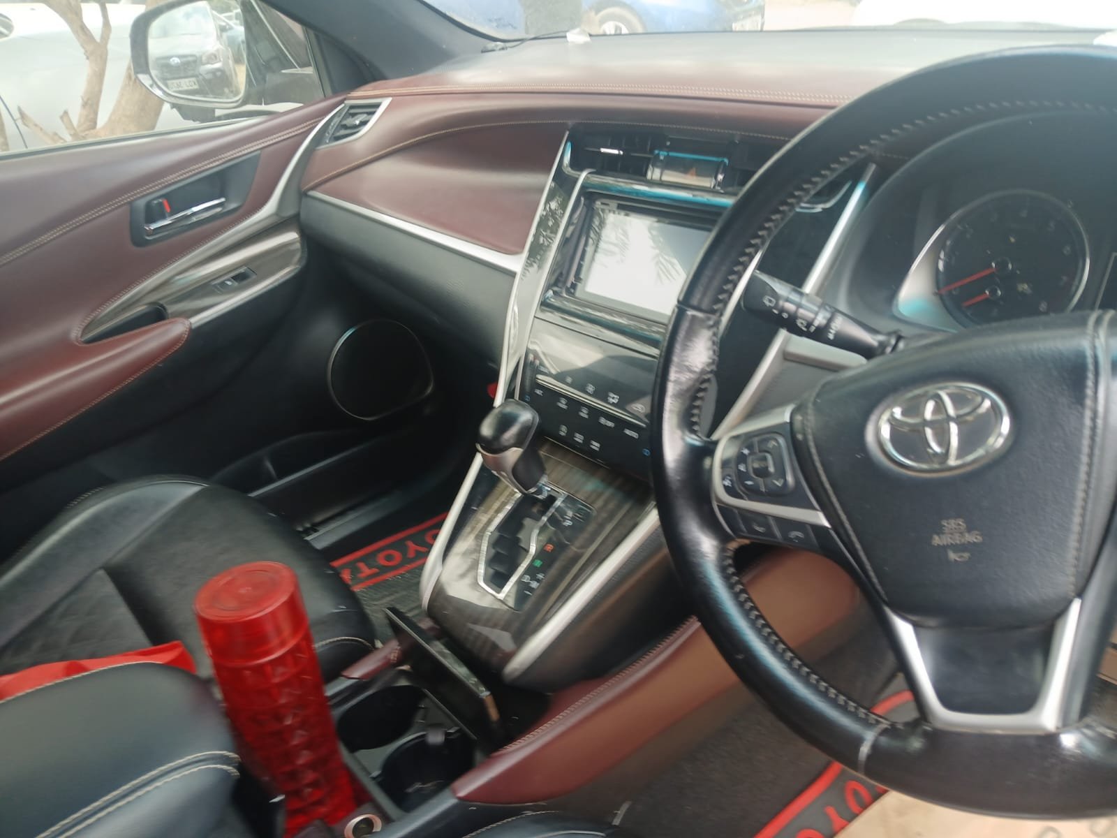 Toyota Harrier image 8