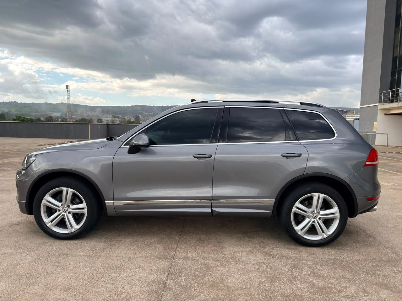 2014 volkswagen Touareg photo 2