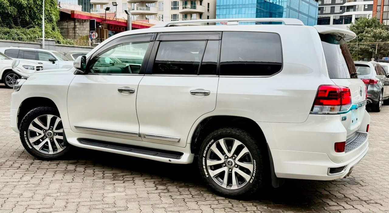 Toyota Land Cruiser image 10