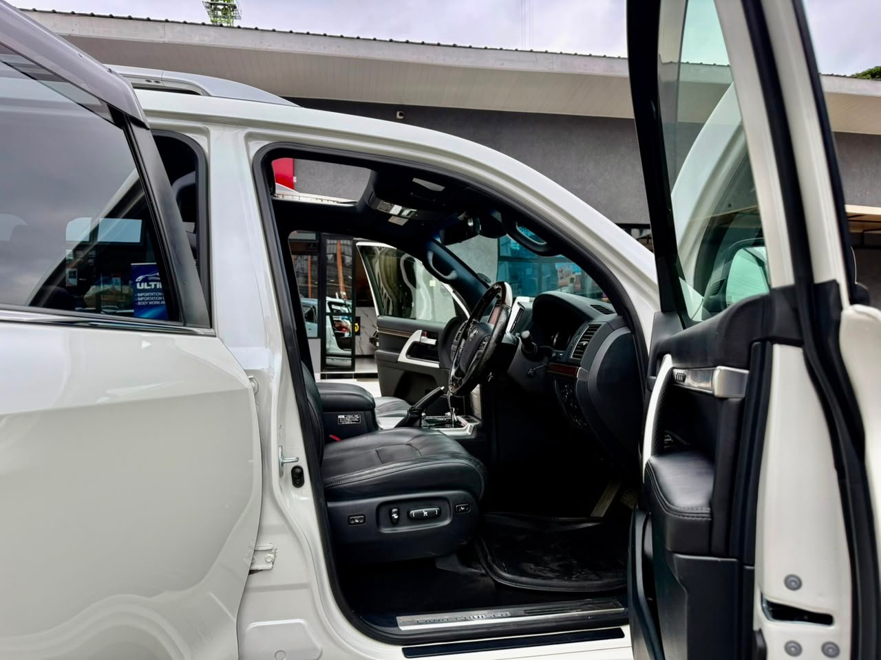Toyota Land Cruiser image 3