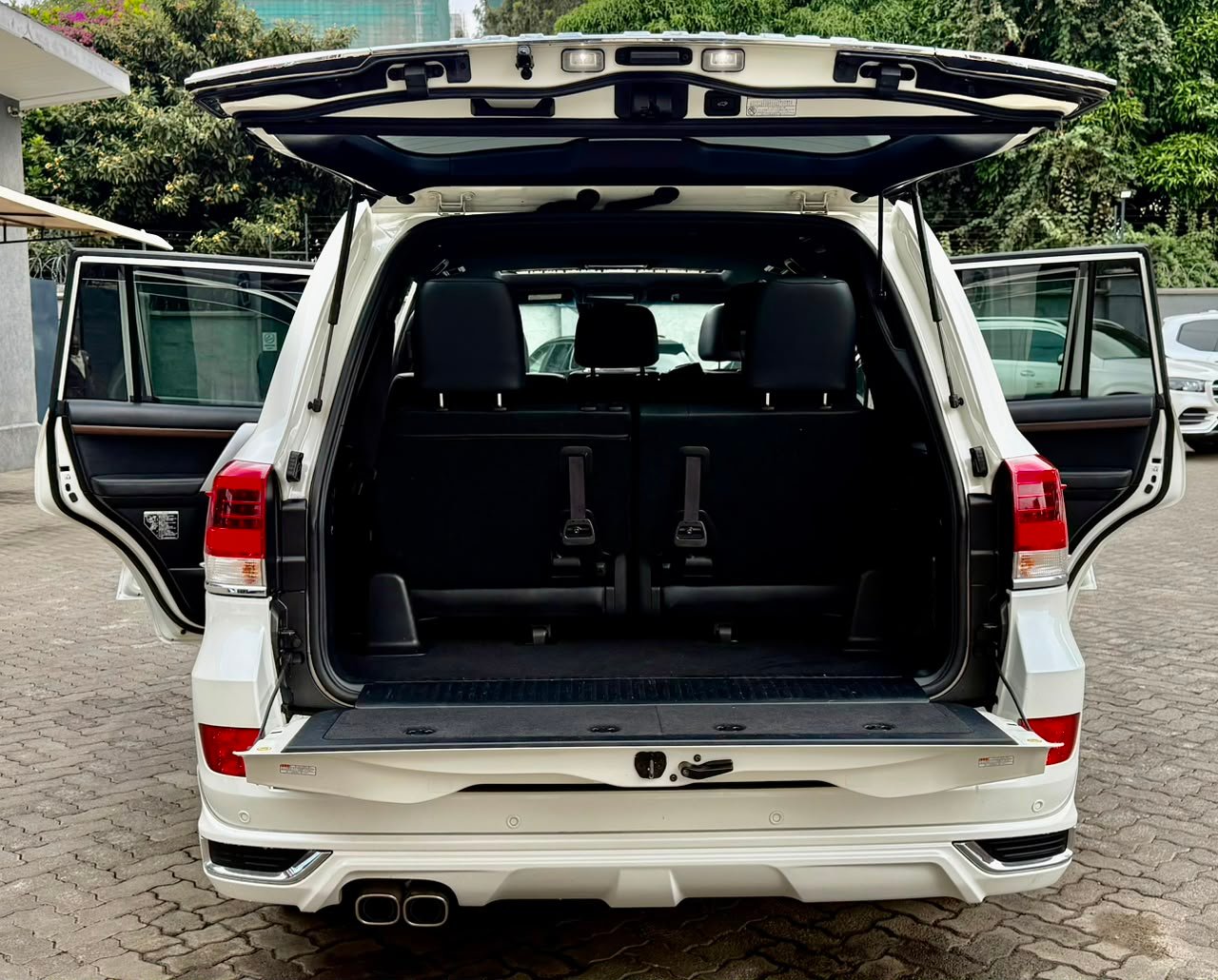 Toyota Land Cruiser image 4