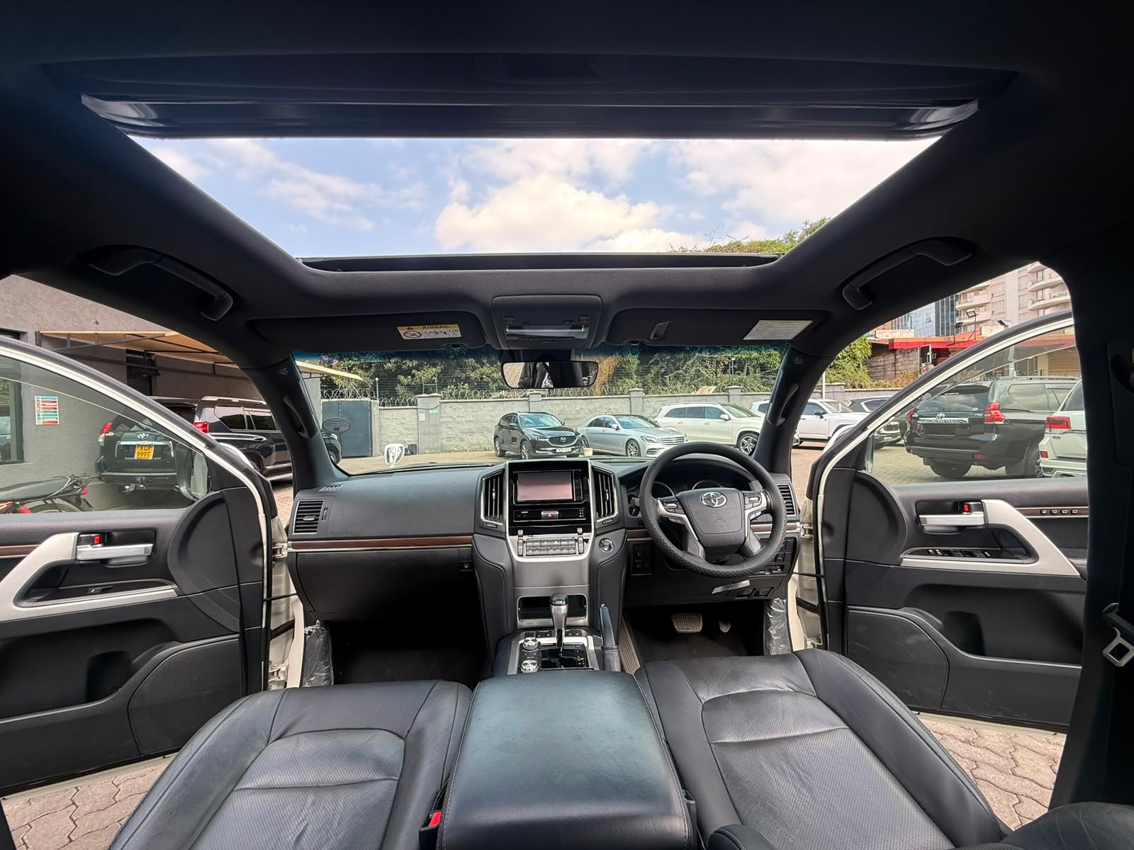 Toyota Land Cruiser image 8