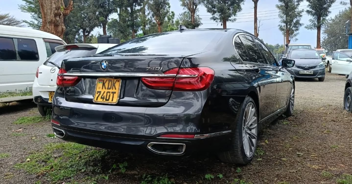 Bmw 7 Series image 2